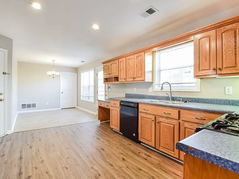 208 Chesapeake Ln — Photo 9