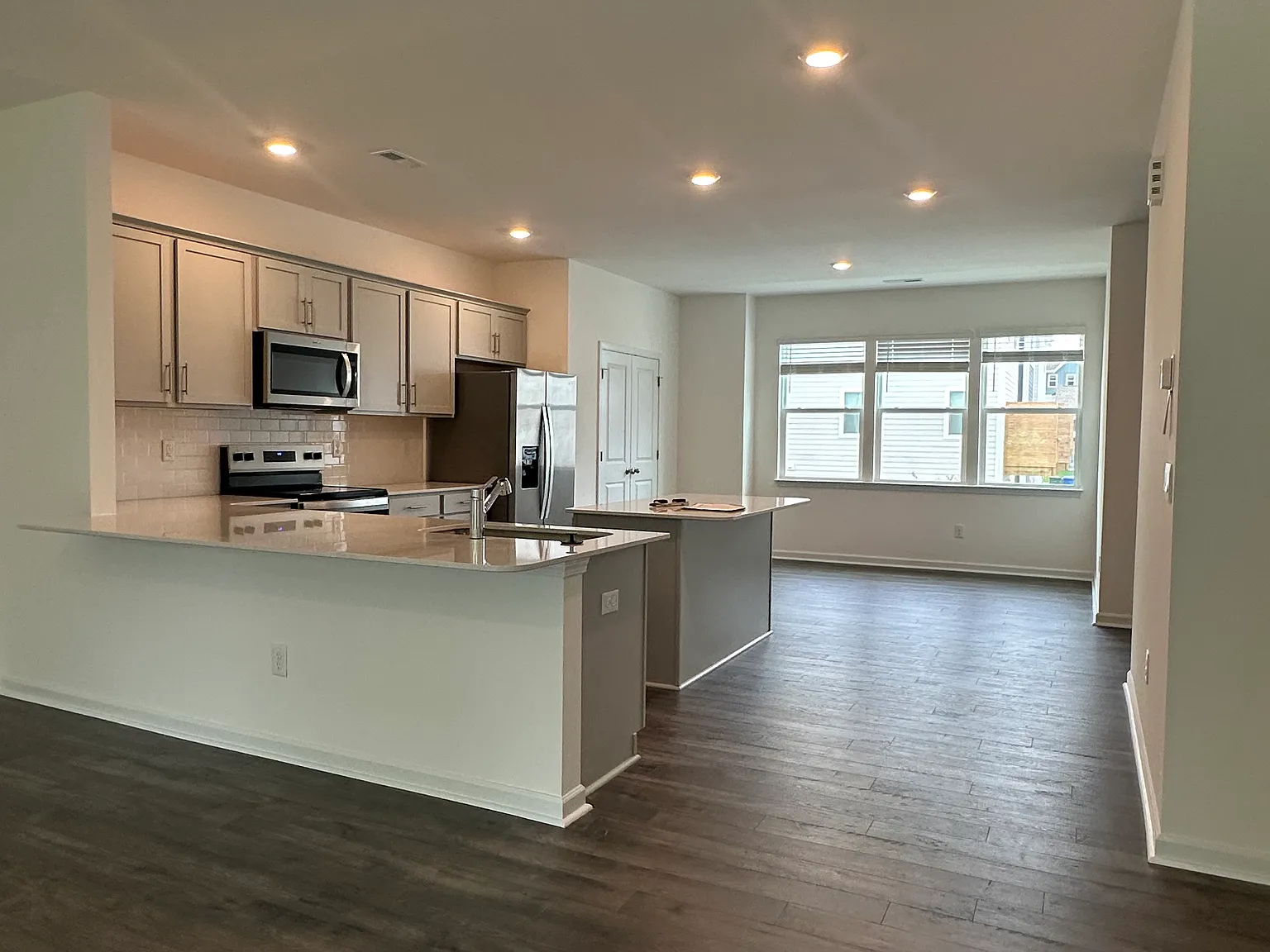 4 bed, 3.5 bath, 1998 sqft, $2,100 — Photo 4