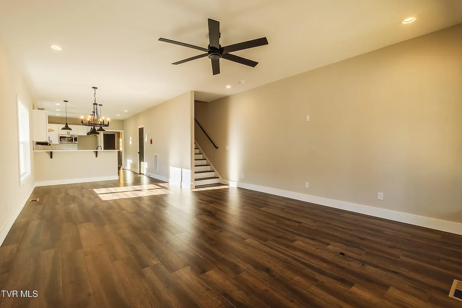 3 bed, 2000 sqft, $2,450 — Photo 2