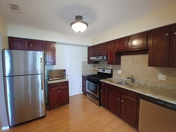 4th image of 842 Cross Creek Ct Unit B2