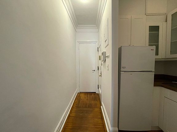 3rd image of 966 Lexington Ave #4N