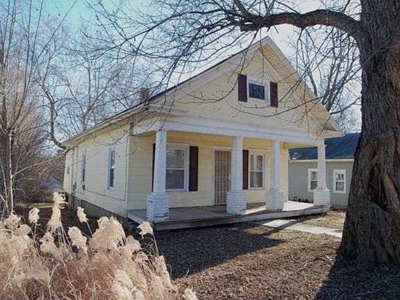 3rd image of 109 S Willow Ave