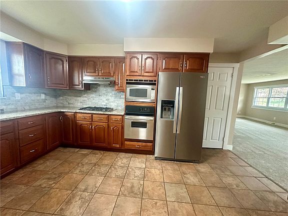 4th image of 481 Hillcrest Dr