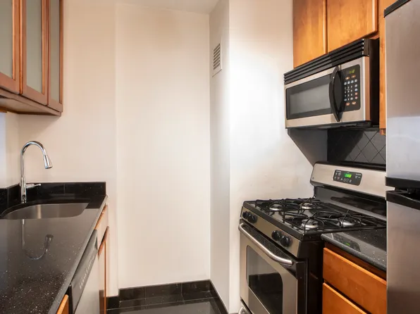 300 East 59th Street image 4 of 12