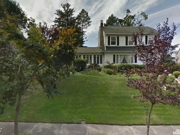 4620 241st St, Little Neck, NY 11362