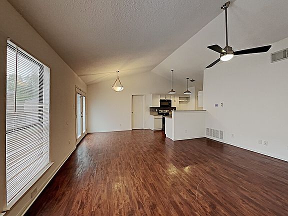 2nd image of 925 Sugarberry Dr