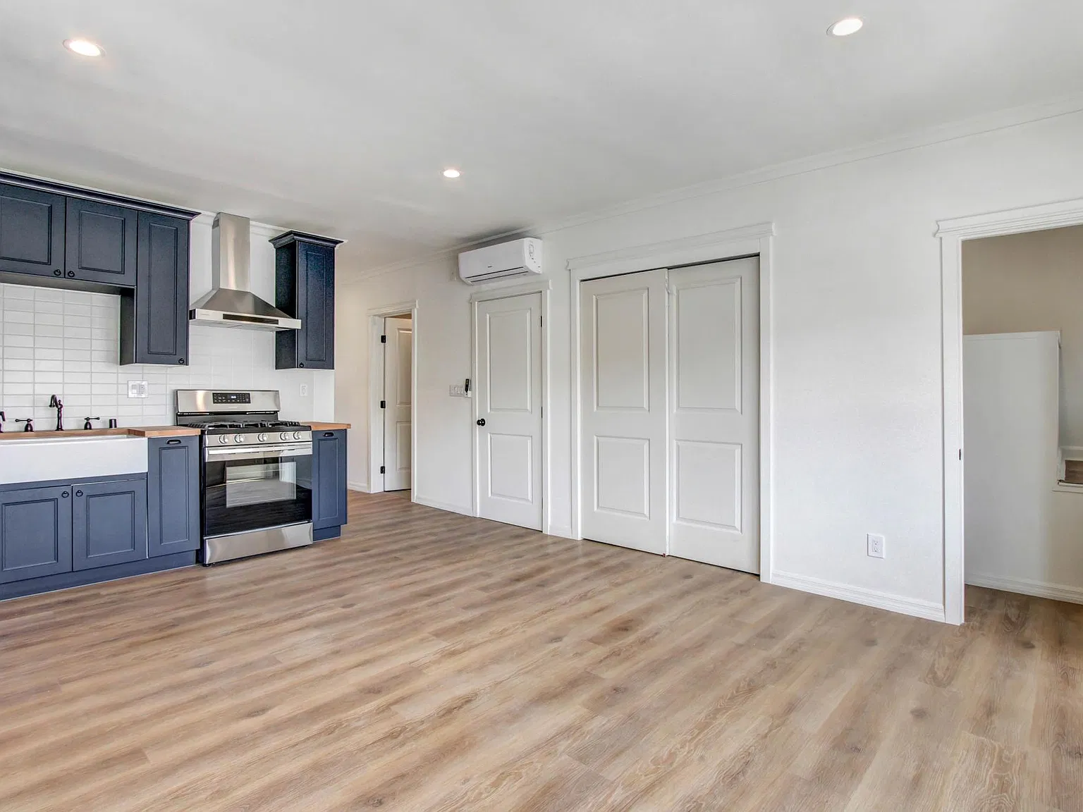 2 bed, 877 sqft, $4,150 — Photo 4