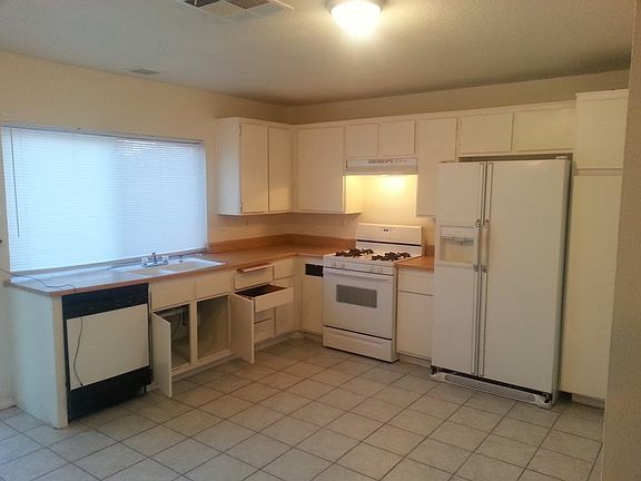 5th image of 3692 E Colton Ave