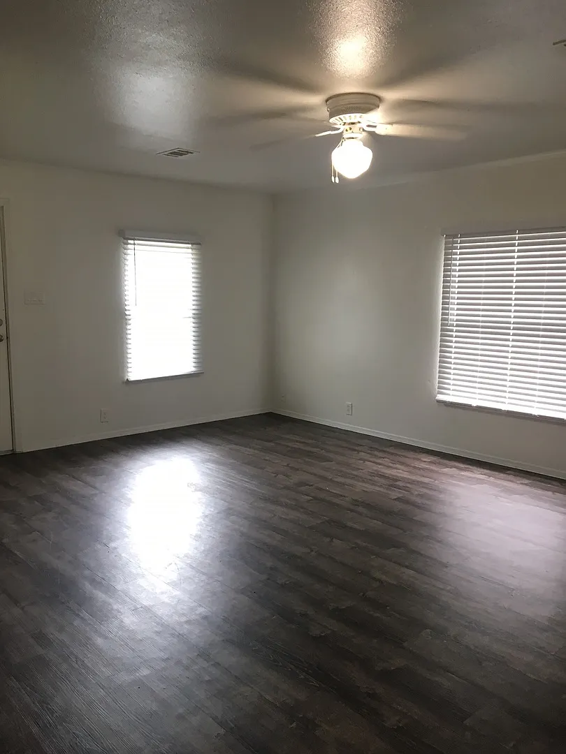 4 bed, 2 bath house - available 7/10/2023 — Photo 2