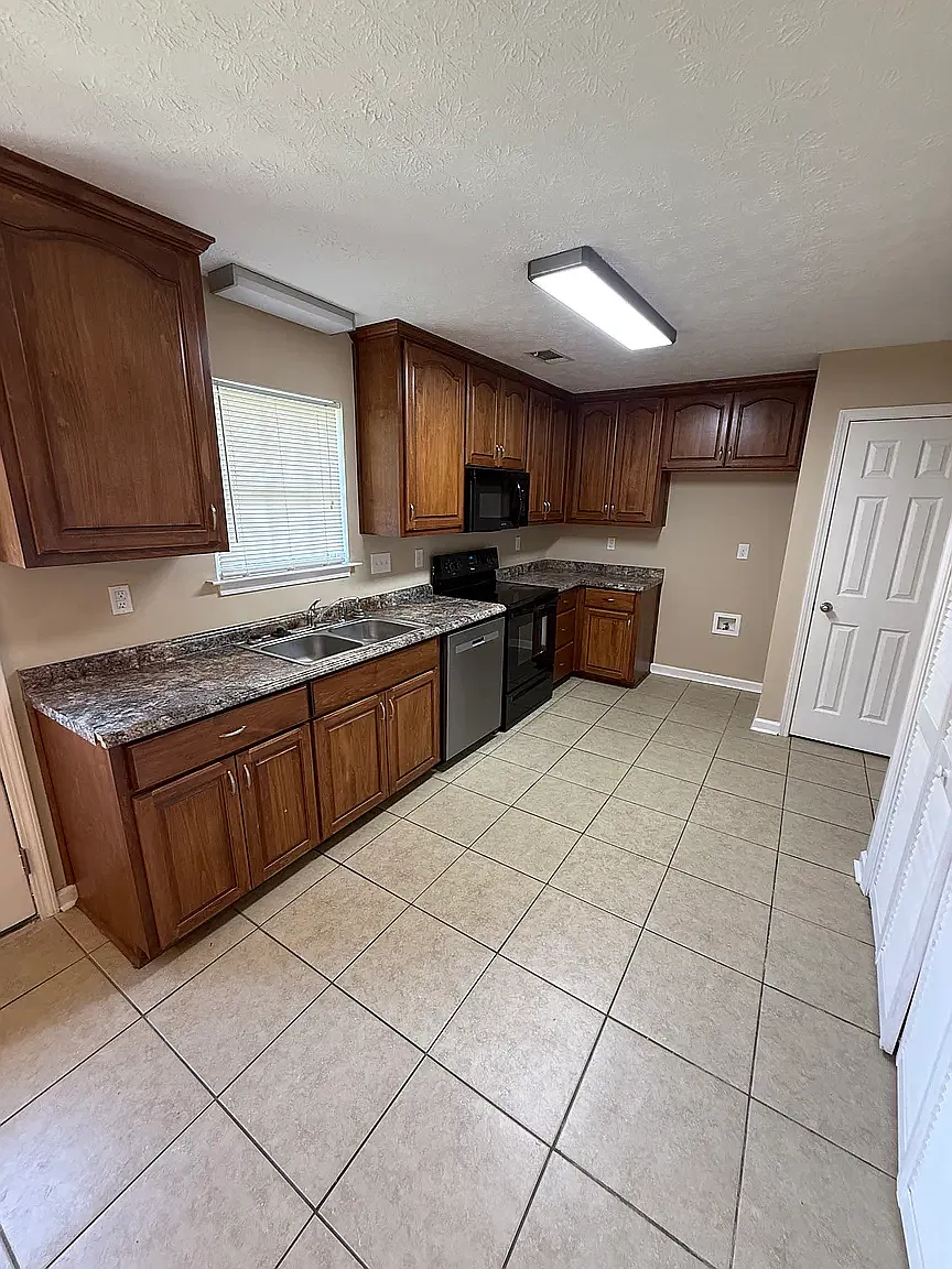 3 bed, 1172 sqft, $1,300 — Photo 3