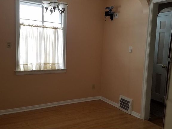 3rd image of 13806 Belleshire Ave