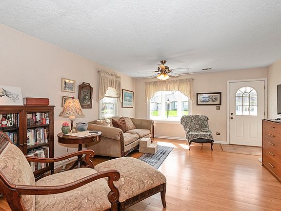 3rd image of 10252 Huntington Ct
