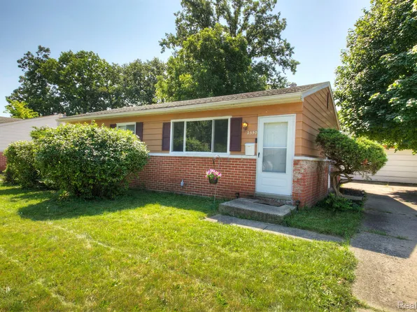 2350 Ravinewood Ave, Ypsilanti, MI 48198