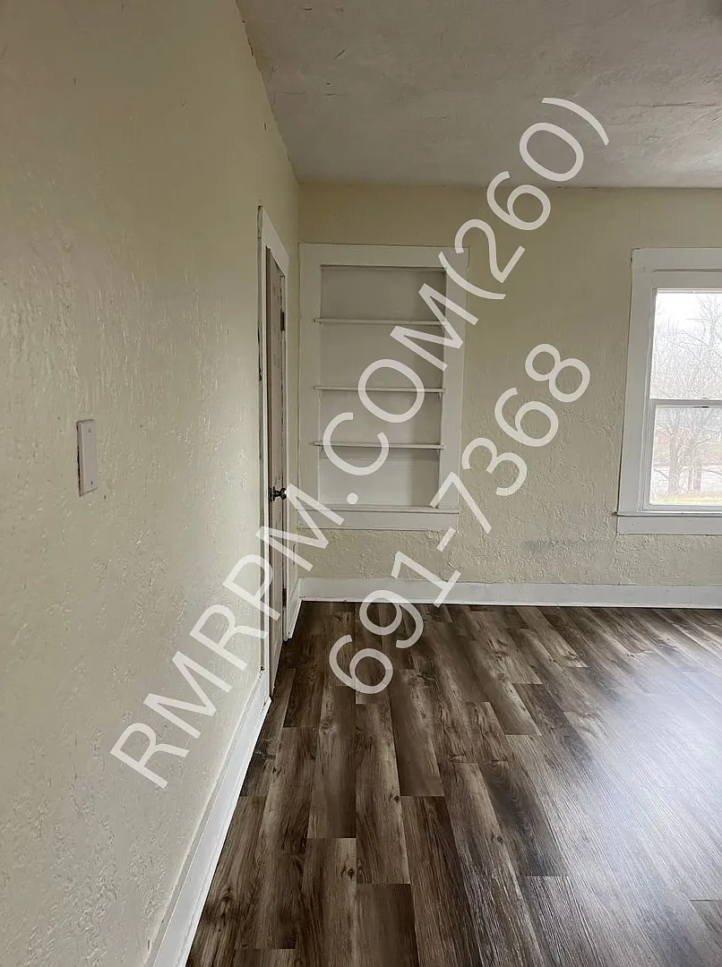 36 N. LaFontaine - 2 — Photo 3
