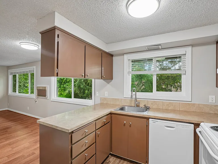 Linden Lane Apartments — Photo 13