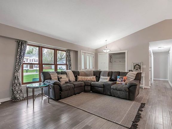 5th image of 10328 Rosewood Ct