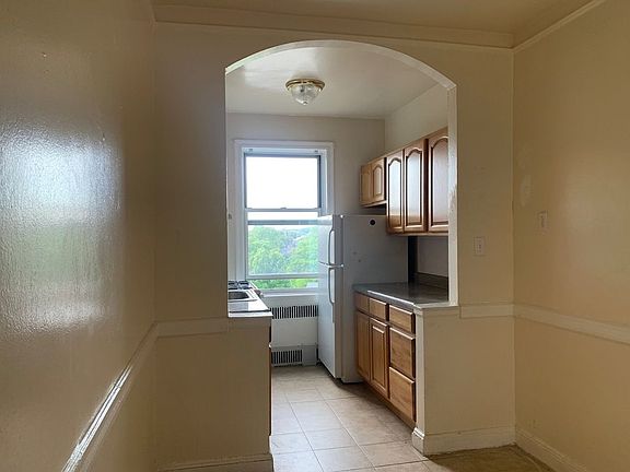 3rd image of 585 E 16th St #B6