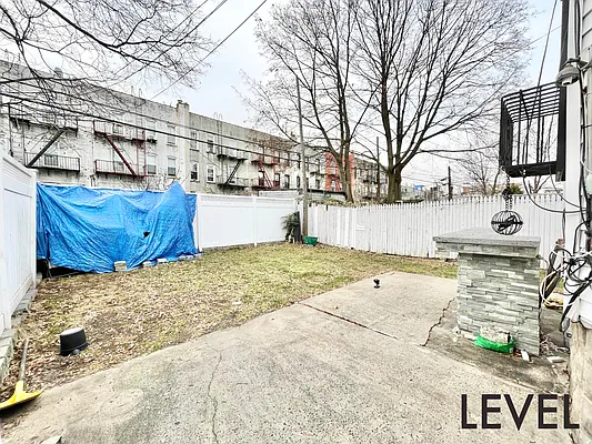 Rented by Level Group | media 27