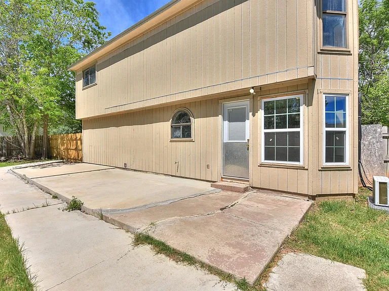 1202 Southwalk St — Photo 29