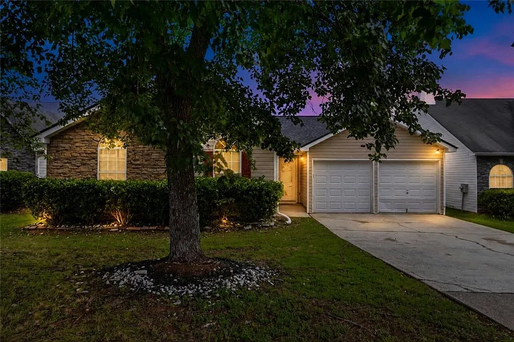3 bed, 2.0 bath, 1466 sqft, $1,900 — Photo 2