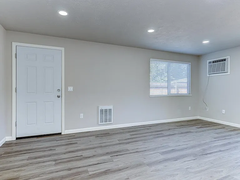 Beautifully Renovated 2 Bed, 1 Bath Townhouse Available July 1st! — Photo 7