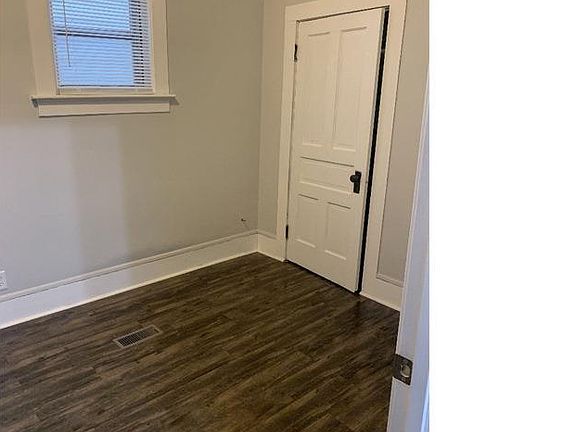 5th image of 113 E Oregon St