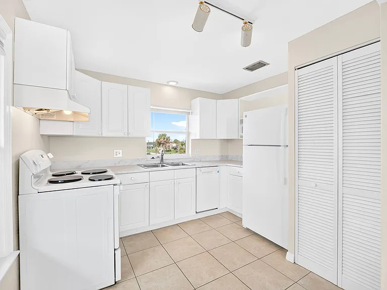 2760 Ocean Shore Blvd — Photo 8
