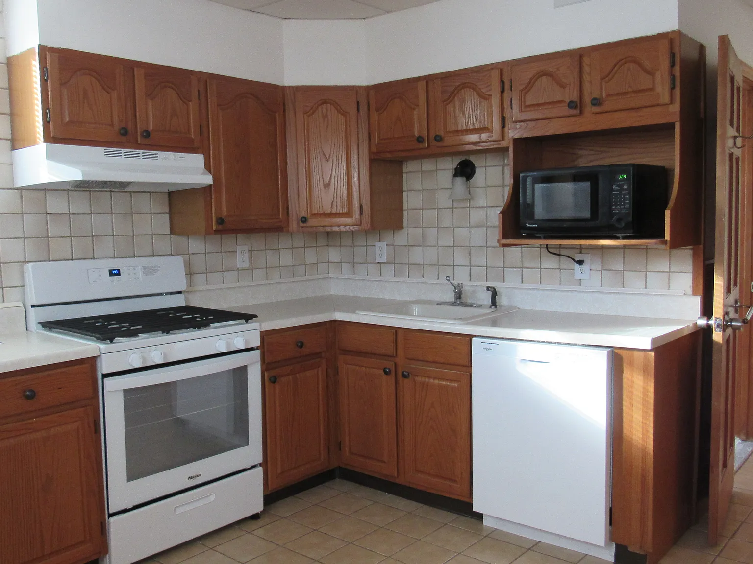 2 bed, 1118 sqft, $1,950 — Photo 2