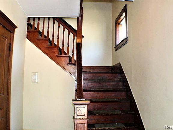 4th image of 51 Huron Ave