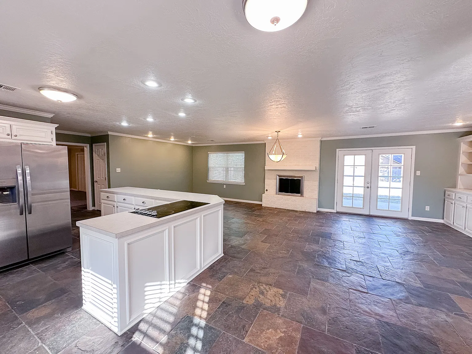 3 bed, 2.5 bath, 2200 sqft, $1,695 — Photo 2