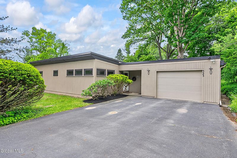 2nd image of 323 Oakridge Drive