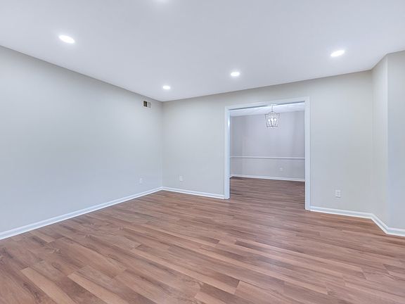 4th image of 1934 Woodmont Dr