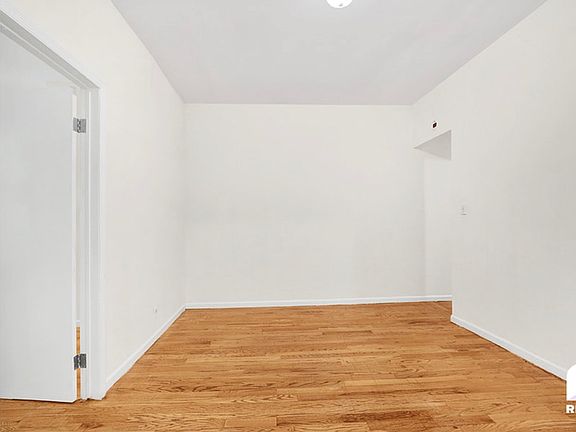 4th image of 951 E 179th St APT 4