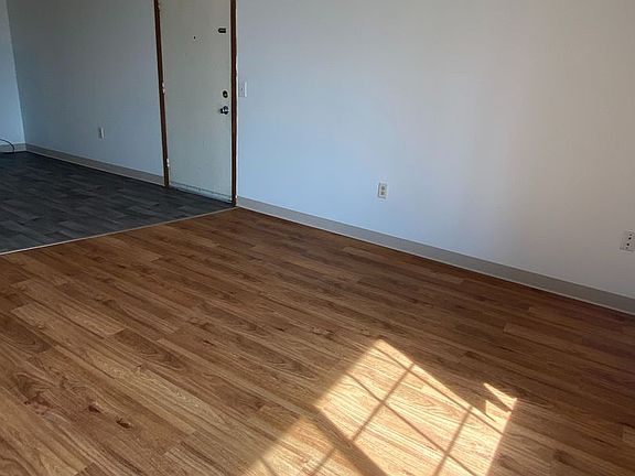 3rd image of 208 Glenda Dr #220-9