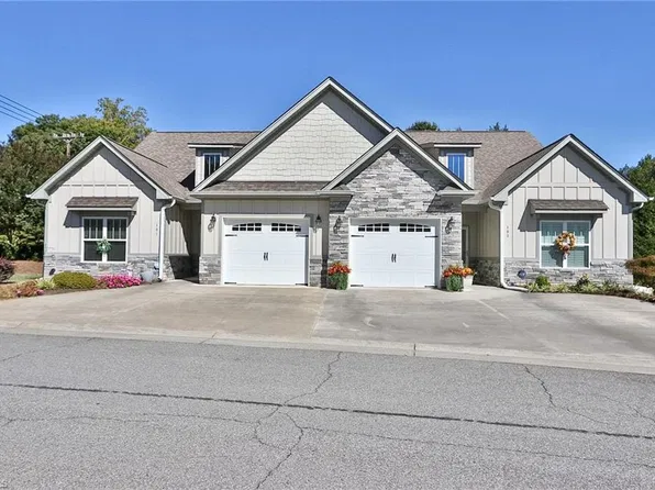 101 Parkview Dr, Yadkinville, NC 27055