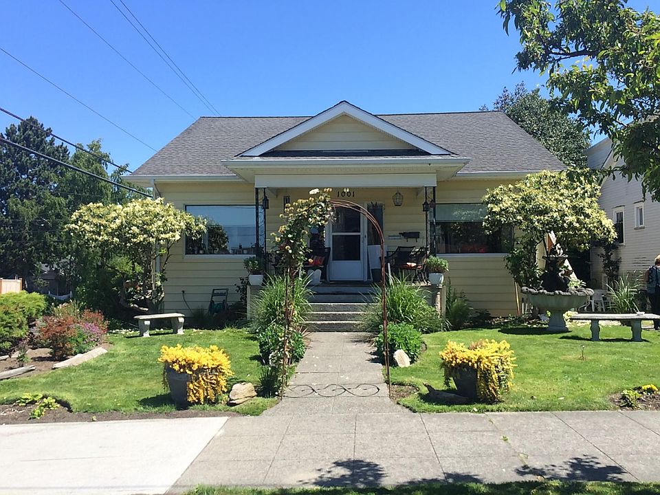 1920's duplex w/charming updated upper unit