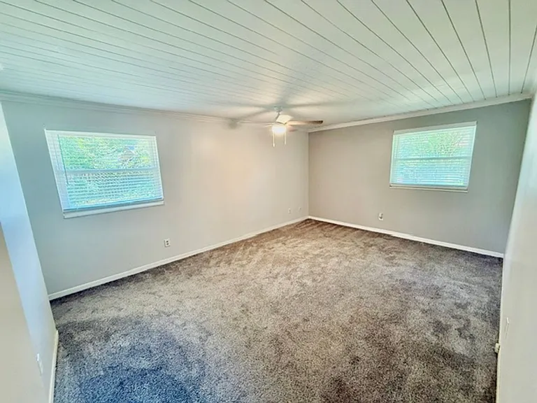 203 Hastings Ct — Photo 32