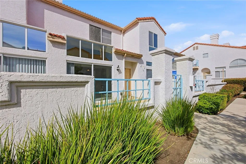 3 bed, 2.5 bath, 1311 sqft, $3,150 — Photo 2