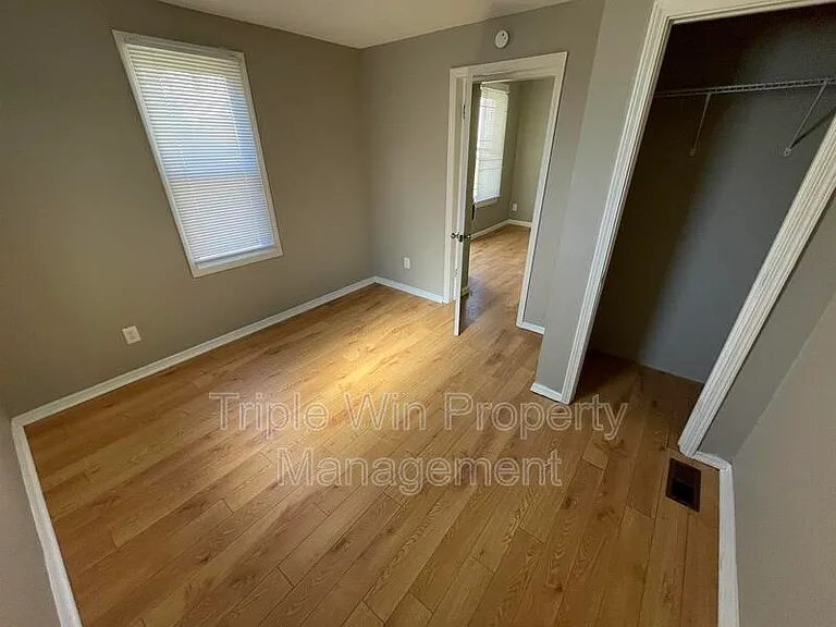 4831 Oldenburg Ave — Photo 11