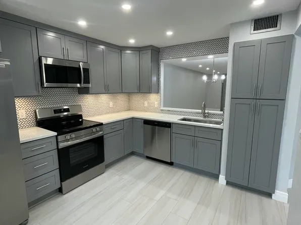 6698 10th Avenue N, Greenacres, FL 33467