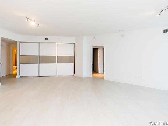 3rd image of 17301 Biscayne Blvd APT 1004
