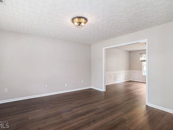 4th image of 240 Lake Valley Dr