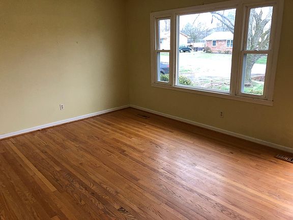 4th image of 206 Oak Dr