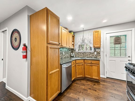 5th image of 120 Unger Ave