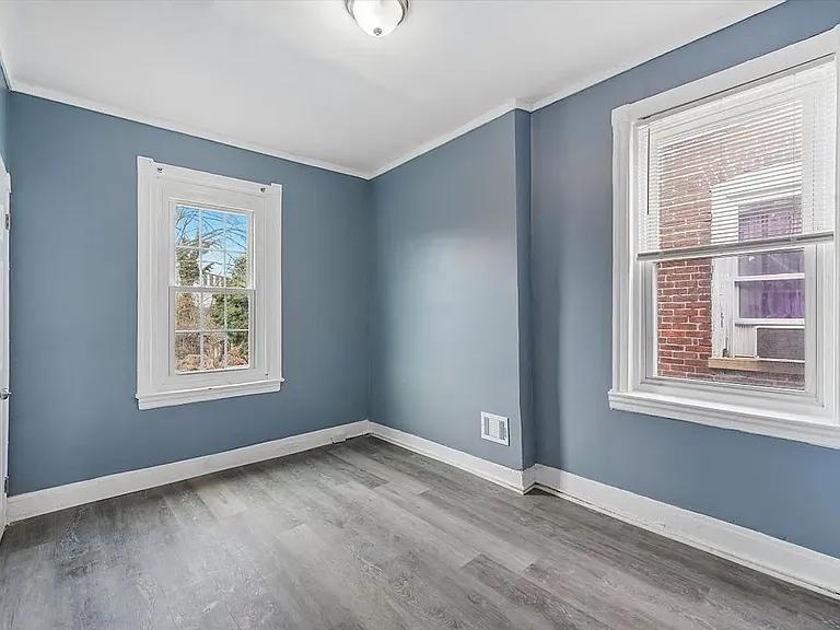 1110 Morton Ave — Photo 8