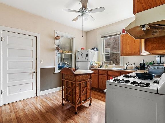 5th image of 5212 W Montrose Ave