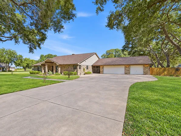 2012 Wilson Rd, El Campo, TX 77437