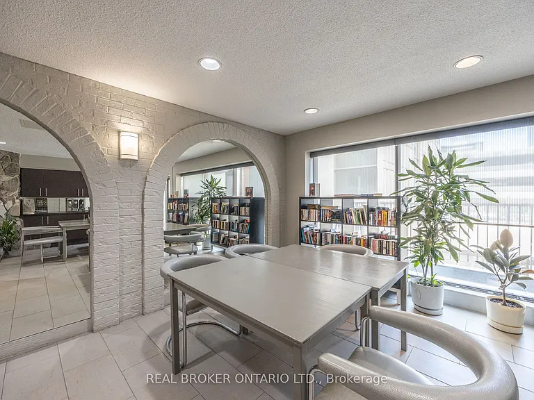 105 McCaul St #708 — Photo 20