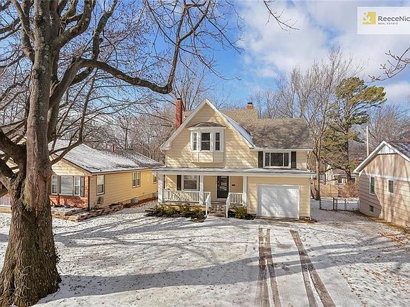 3 beds, 2.1 baths, and an attached garage with private drive!