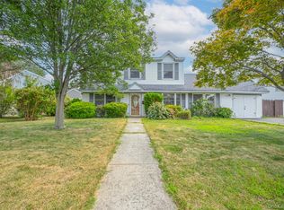 19 Griddle Ln, Levittown, NY 11756